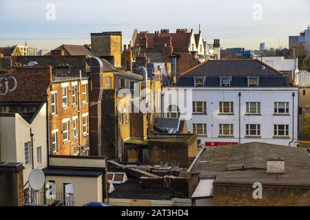 Londres, Angleterre / Royaume-Uni - 2019/01/29: Vue panoramique du quartier Whitechapel de l'est de Londres avec fusion d'architecture traditionnelle et moderne voisin de la rue Whitechapel Banque D'Images