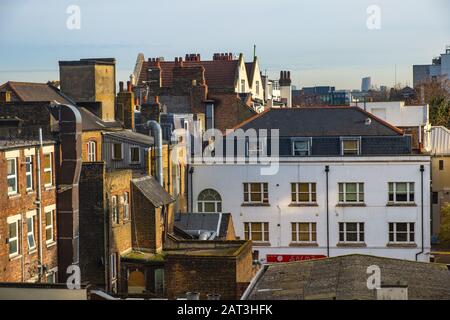 Londres, Angleterre / Royaume-Uni - 2019/01/29: Vue panoramique du quartier Whitechapel de l'est de Londres avec fusion d'architecture traditionnelle et moderne voisin de la rue Whitechapel Banque D'Images