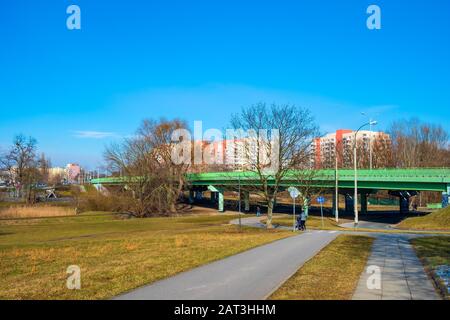 Varsovie, Mazovia / Pologne - 2019/02/23: Dolina Sluzewiecka quartier de la vallée de Varsovie avec pont au-dessus du ruisseau Potok Sluzewiecki, reliant Ursynow et Mokotow au début de la saison de printemps. Banque D'Images