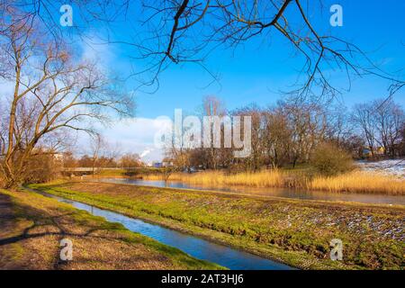 Varsovie, Mazovie / Pologne - 2019/02/23 : Dolina Sluzewiecka valley et du parc public à Varsovie le long du ruisseau Potok Sluzewiecki au début de printemps. Banque D'Images