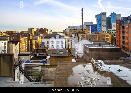 Londres, Angleterre / Royaume-Uni - 2019/01/29: Vue panoramique du quartier Whitechapel de l'est de Londres avec fusion d'architecture traditionnelle et moderne voisin de la rue Whitechapel Banque D'Images