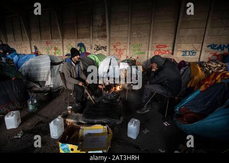 Les immigrants kurdes irakiens qui prennent refuge dans des tentes parmi les décombres d'un entrepôt abandonnée à la périphérie de Dunkerque alors qu'ils essaient de rejoindre la Grande-Bretagne. Banque D'Images