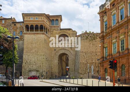 Pérouse, Ombrie / Italie - 2018/05/28: Arco Etrusco o di Augusto Etruscan Arch étant une entrée à l'ancienne Acropole étrusques du quartier historique de Pérouse Banque D'Images