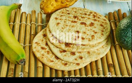 Chapatis, pain plat sans levain, cuisine kenyane, plats africains traditionnels assortis, vue sur le dessus. Banque D'Images