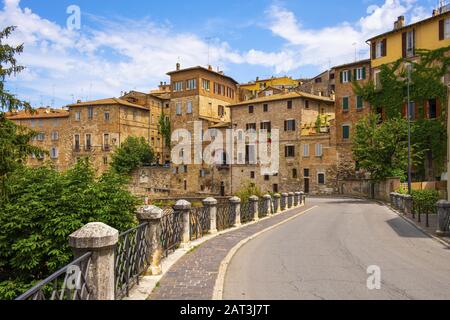 Pérouse, Ombrie / Italie - 2018/05/28: Vue panoramique sur le quartier historique de Pérouse avec maisons médiévales et ancienne vallée de l'aqueduc le long de La rue Via Cesare Battisti Banque D'Images