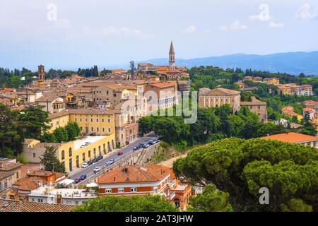 Pérouse, Ombrie / Italie - 2018/05/28: Vue panoramique sur les montagnes et les collines de la région de Pérouse et d'Ombrie avec l'église Saint-Pierre et l'abbaye - Cattedrale e Abazia di San Pietro Banque D'Images