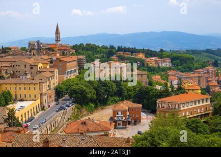 Pérouse, Ombrie / Italie - 2018/05/28: Vue panoramique sur les montagnes et les collines de la région de Pérouse et d'Ombrie avec l'église Saint-Pierre et l'abbaye - Cattedrale e Abazia di San Pietro Banque D'Images