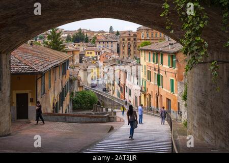 Pérouse, Ombrie / Italie - 2018/05/28: Vue panoramique de l'aqueduc historique formant Via la rue piétonne dell Acquedotto le long de l'ancienne rue Via Appia dans le quartier historique de Pérouse Banque D'Images