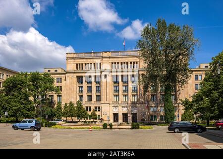 Varsovie, Mazovia / Pologne - 2019/06/01: Vue de face du bâtiment du siège du ministère polonais des Finances à la rue Swietokrzyska dans la vieille ville de Varsovie Banque D'Images