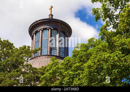 Varsovie, Mazovia / Pologne - 2019/06/01: Dôme et tour de la Sainte Trinité Église évangélique de la Confession d'Augsbourg - connue sous le nom d'Eglise protestante de Zuga - sur la place Malachowskiego dans le quartier de la vieille ville de Varsovie Banque D'Images