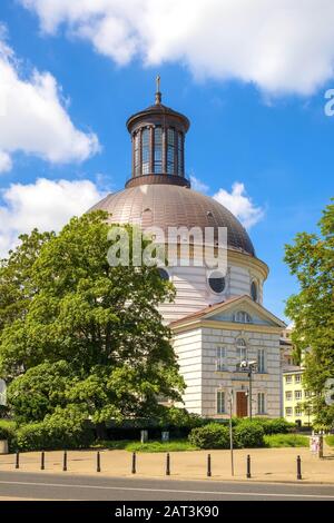 Varsovie, Mazovia / Pologne - 2019/06/01: Église évangélique de la Sainte Trinité de la confession d'Augsbourg - connue sous le nom d'Église protestante de Zuga - sur la place Malachowskiego dans le quartier de la vieille ville de Varsovie Banque D'Images