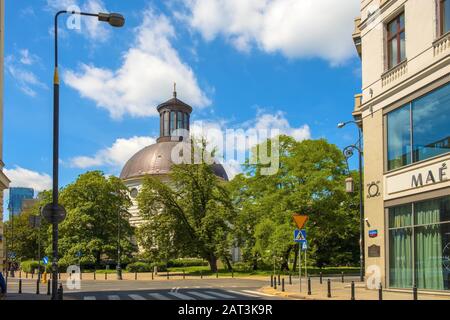 Varsovie, Mazovia / Pologne - 2019/06/01: Église évangélique de la Sainte Trinité de la confession d'Augsbourg - connue sous le nom d'Église protestante de Zuga - sur la place Malachowskiego dans le quartier de la vieille ville de Varsovie Banque D'Images