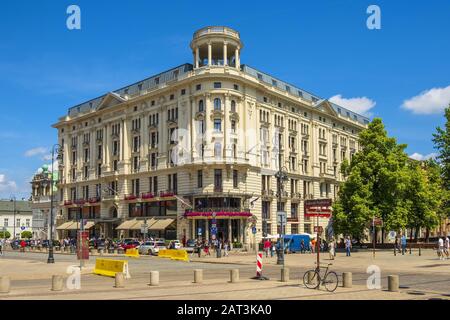 Varsovie, Mazovia / Pologne - 2019/06/01: Vue de face du bâtiment historique de l'hôtel Bristol dans la rue Krakowskie Przedmiescie dans le quartier de la vieille ville de Varsovie Banque D'Images