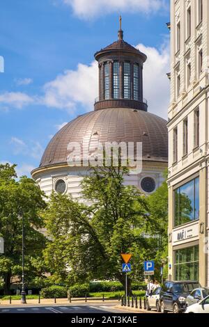 Varsovie, Mazovia / Pologne - 2019/06/01: Église évangélique de la Sainte Trinité de la confession d'Augsbourg - connue sous le nom d'Église protestante de Zuga - sur la place Malachowskiego dans le quartier de la vieille ville de Varsovie Banque D'Images