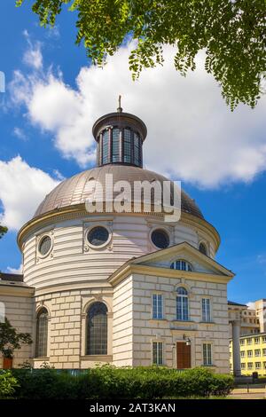 Varsovie, Mazovia / Pologne - 2019/06/01: Église évangélique de la Sainte Trinité de la confession d'Augsbourg - connue sous le nom d'Église protestante de Zuga - sur la place Malachowskiego dans le quartier de la vieille ville de Varsovie Banque D'Images