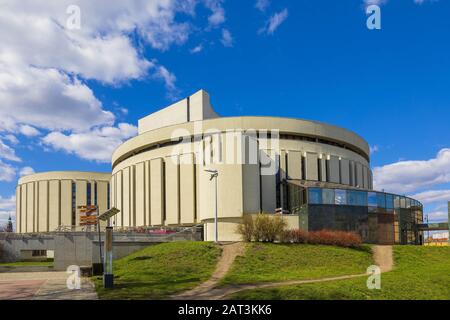 Bydgoszcz, Kujavian-Pomeranian / Pologne - 2019/04/01: Opéra Nova - Théâtre musical moderniste philharmonique de Pomeranian sur la rive de la rivière Brda, dans le quartier historique de Bydgoszcz Banque D'Images