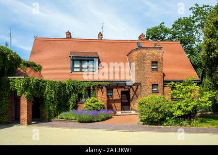 Zelazowa Wola, Mazovia / Pologne - 2019/06/23: Bâtiment contemporain du musée Fryderyk Chopin dans le manoir historique de Zelazowa Wola Banque D'Images