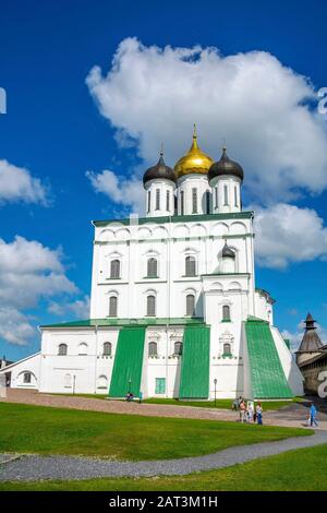 Pskov, cathédrale Sainte-Trinité à Pskov Krom, un lieu historique célèbre Banque D'Images