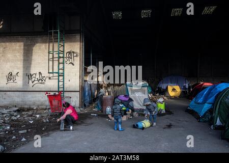 Les immigrants kurdes irakiens qui prennent refuge dans des tentes parmi les décombres d'un entrepôt abandonnée à la périphérie de Dunkerque alors qu'ils essaient de rejoindre la Grande-Bretagne. Banque D'Images