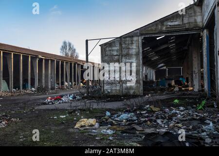 Les immigrants kurdes irakiens qui prennent refuge dans des tentes parmi les décombres d'un entrepôt abandonnée à la périphérie de Dunkerque alors qu'ils essaient de rejoindre la Grande-Bretagne. Banque D'Images