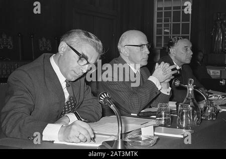Audition sur la politique artistique d'Amsterdam dans la salle du Conseil de l'Hôtel de Ville d'Amsterdam. Alderman Pol Et Samkalden Date : 3 Décembre 1969 Lieu : Amsterdam, Noord-Holland Mots Clés : Raadshalls, City Halls Nom Du Personnage : Samkalden, Ivo Banque D'Images