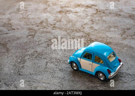 Gros plan sur le jouet d'une voiture rétro. Voyage concept et fête des pères - image Banque D'Images