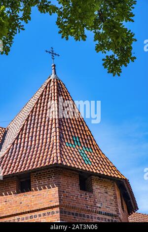Malbork, Pomerania / Pologne - 2019/08/24: Carrelages en briques caractéristiques de la tour de défense gothique du château médiéval de l'ordre teutonique à Malbork, Pologne Banque D'Images