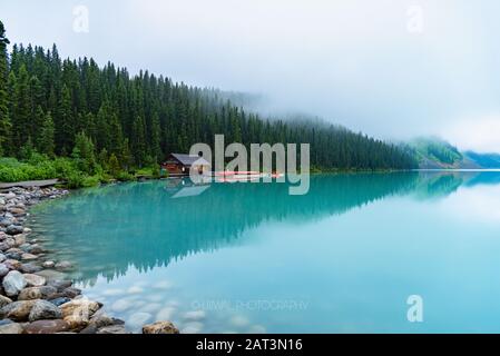 Belle réflexion de Lake Louise en début de matinée Banque D'Images