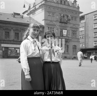 Congrès Pioneer à Nachod, République tchèque (ex-Tchécoslovaquie), mai 1959. Portrait historique de deux filles souriantes et fiers sur la place de la ville. Banque D'Images