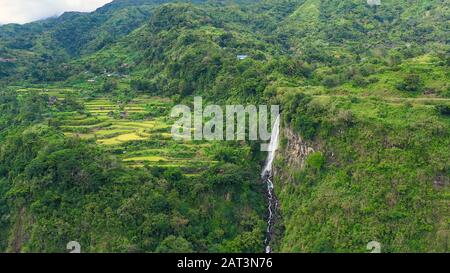 Paysage de montagne avec forêt tropicale et chute d'eau, vue aérienne. Highlands avec villages sur l'île de Luzon, Philippines. Banque D'Images