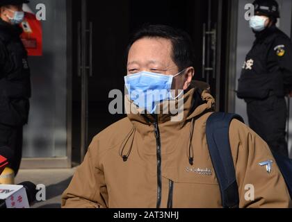 (200130) -- BEIJING, le 30 janvier 2020 (Xinhua) -- Wang Guangfa, chef du département de médecine pulmonaire du premier hôpital de l'Université de Pékin, reçoit une entrevue à Beijing, capitale de la Chine, le 30 janvier 2020. Wang a été soigné et libéré de l'hôpital. Il était le cinquième patient infecté par le coronavirus qui a été guéri à Beijing. (Xinhua/Ren Chao) Banque D'Images