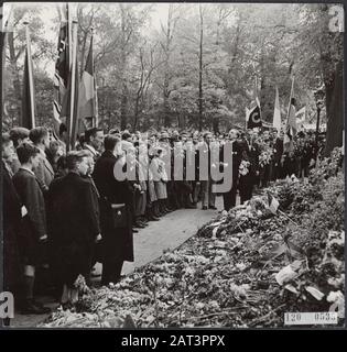 Approvisionnement alimentaire: Wageningen hommage à la mémoire des victimes qui sont tombées pour l'attaque contre Rauter. Dans le Weteringplantsoen où le meurtre a eu lieu, une délégation de jeunes pose des fleurs Date: Mai 1945 lieu: Amsterdam, Noord-Holland mots clés: Attaques, commémorations, couronnes, seconde Guerre mondiale Banque D'Images