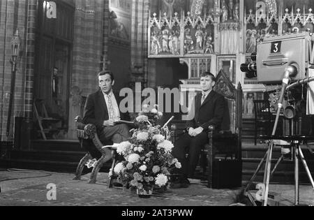 Hulatie Gerard K. van het Reve dans le cadre de l'attribution du C.P. Hootprijs dans l'église du coeur Le plus Saint d'Amsterdam. Van de Reve (à droite) et Hans Keller Date: 23 octobre 1969 lieu: Amsterdam, Noord-Holland mots clés: Auteurs, honneurs, églises, écrivains, télévisé nom: Keller, Hans, Reve, Gerard, Reve, Gerard van de Banque D'Images