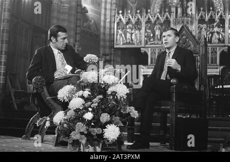 Hulatie Gerard K. van het Reve dans le cadre de l'attribution du C.P. Hootprijs dans l'église du coeur Le plus Saint d'Amsterdam. Van de Reve (à droite) et Hans Keller Date: 23 octobre 1969 lieu: Amsterdam, Noord-Holland mots clés: Hommages, églises Nom personnel: Keller, Hans, Reve, Gerard, Reve, Gerard K. van de Banque D'Images