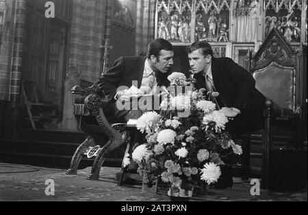 Hulatie Gerard K. van het Reve dans le cadre de l'attribution du C.P. Hootprijs dans l'église du coeur Le plus Saint d'Amsterdam. Van de Reve (à droite) et Hans Keller Date: 23 octobre 1969 lieu: Amsterdam, Noord-Holland mots clés: Auteurs, honneurs, églises, écrivains, télévision Nom personnel: Keller, Hans, Reve, Gerard, Reve, Gerard de l'Institutionname: VPro Banque D'Images