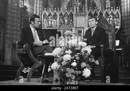 Hulatie Gerard K. van het Reve dans le cadre de l'attribution du C.P. Hootprijs dans l'église du coeur Le plus Saint d'Amsterdam. Van de Reve (à droite) et Hans Keller Date: 23 octobre 1969 lieu: Amsterdam, Noord-Holland mots clés: Auteurs, honneurs, églises, écrivains, télévisé nom: Keller, Hans, Reve, Gerard, Reve, Gerard van de Banque D'Images