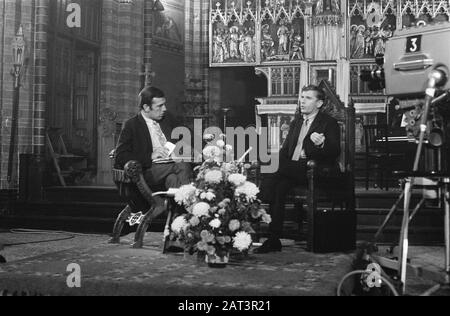 Hulatie Gerard K. van het Reve dans le cadre de l'attribution du C.P. Hootprijs dans l'église du coeur Le plus Saint d'Amsterdam. Van de Reve (à droite) et Hans Keller Date: 23 octobre 1969 lieu: Amsterdam, Noord-Holland mots clés: Auteurs, honneurs, églises, écrivains, télévisé nom: Keller, Hans, Reve, Gerard, Reve, Gerard van de Banque D'Images