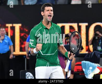 Melbourne, Australie. 29 janvier 2020. Melbourne Park Australian Open Day 11 30/01/20 Novak Djokovic (SRB) célèbre Roger Federer (SUI) en demi-finale Credit: Roger Parker/Alay Live News Banque D'Images