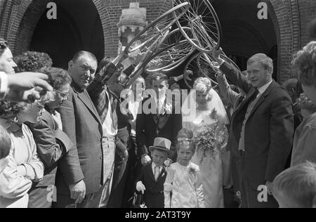 Mariage Rini Wagtmans avec Mlle Ria de Bruyn à St. Willibrord à la sortie de l'église Date: 9 août 1966 mots clés: Mariages, églises Nom personnel: Wagtmans, Rini Banque D'Images