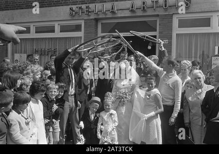 Mariage Rini Wagtmans avec Mlle Ria de Bruyn à St. Willibrord Date : le 9 août 1966 mots clés : mariages Nom personnel : Wagtmans, Rini Banque D'Images