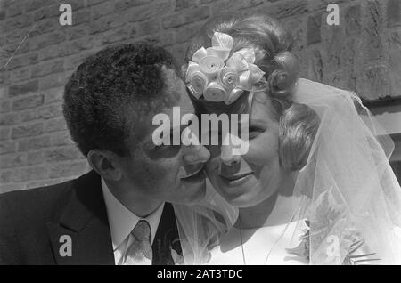 Mariage Rini Wagtmans avec Mlle Ria de Bruyn à St. Willibrord, la paire Wagtmans Date: 9 août 1966 mots clés: Mariages Nom personnel: Wagtmans, Rini Banque D'Images