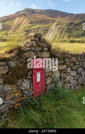 Postbox dans le village de Morvich, en Écosse occidentale. La montagne derrière est Sgùrr Un Airgid. Banque D'Images