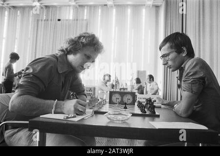 IBM Chess Tournament, 7ème tour; Miles (l) contre Van Wijgerden Date: 5 juillet 1977 mots clés: Chess institution Nom: IBM Chess Tournament Banque D'Images