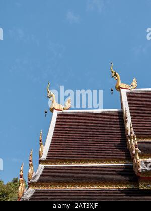 Sculpture d'éléphant d'or dans le style thaïlandais traditionnel sur les tombes du toit de l'église dans le temple thaïlandais. Banque D'Images