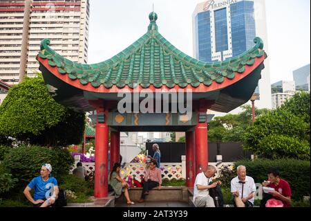 23.01.2020, Singapour, République de Singapour, Asie - Les Gens sont assis sous un toit en forme de pagode dans un petit parc public de Chinatown. Banque D'Images