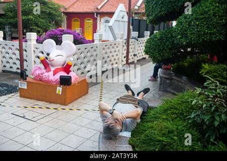 23.01.2020, Singapour, République de Singapour, Asie - un homme dort dans un parc public situé au-dessus de New Bridge Road et Eu Tong Sen Street à Chinatown. Banque D'Images