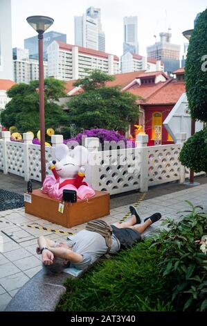 23.01.2020, Singapour, République de Singapour, Asie - un homme dort dans un parc public situé au-dessus de New Bridge Road et Eu Tong Sen Street à Chinatown. Banque D'Images