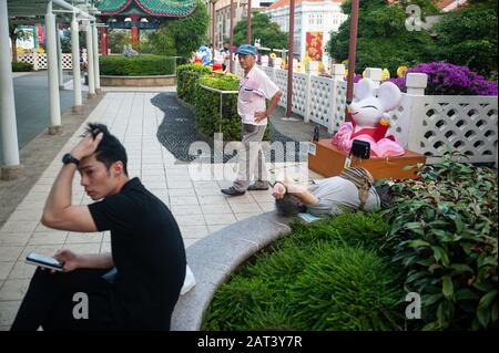 23.01.2020, Singapour, République de Singapour, Asie - Trois hommes dans un parc public situé au-dessus de New Bridge Road et De La rue Eu Tong Sen à Chinatown. Banque D'Images