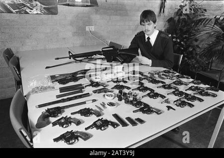 L'usine d'armes illégales de Diemen s'est déroulée et une grande quantité d'armes et de munitions a été saisie. Policiers aux armes au poste de police/ Date : 1er mars 1982 lieu : Diemen mots clés : armes Banque D'Images