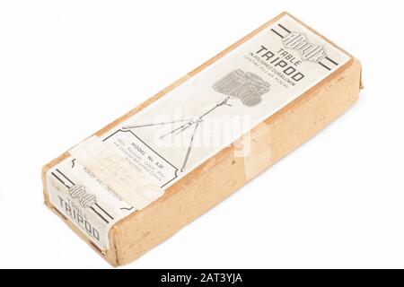 Un ancien trépied de caméra de table Agilux S.20 en boîte acheté dans un magasin d'antiquités. Fond blanc. Dorset Angleterre Royaume-Uni GB Banque D'Images